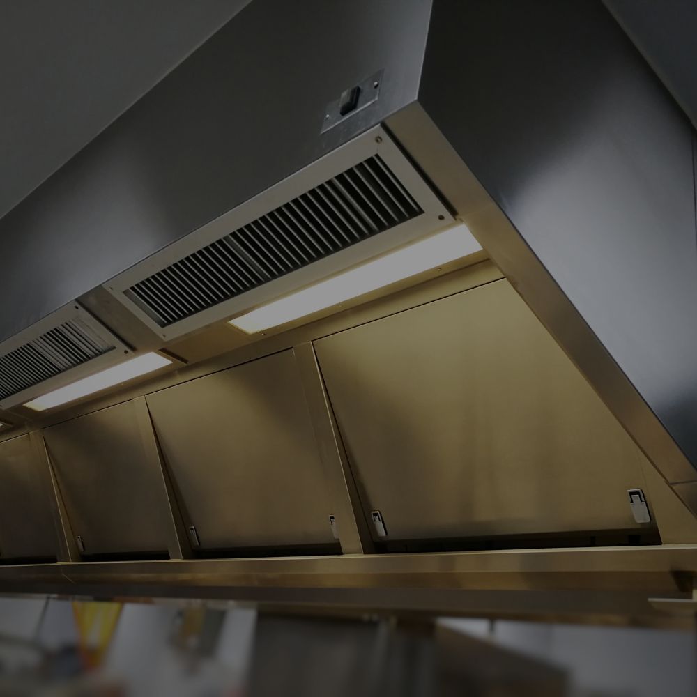 Pulizia delle cappe industriali per cucine professionali