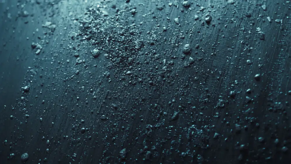 Primo piano di accumulo di polvere e particolato su una superficie metallica di una condotta di ventilazione
