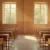 Aula scolastica con finestre aperte per la ventilazione naturale