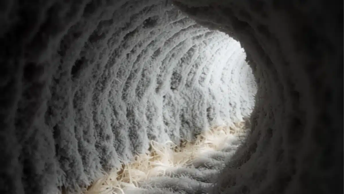 Coibentazione interna in fibre minerali sfilacciata dentro un canale dell’aria