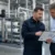 Tecnico che presenta il preventivo di bonifica Legionella a un gestore in una centrale termica