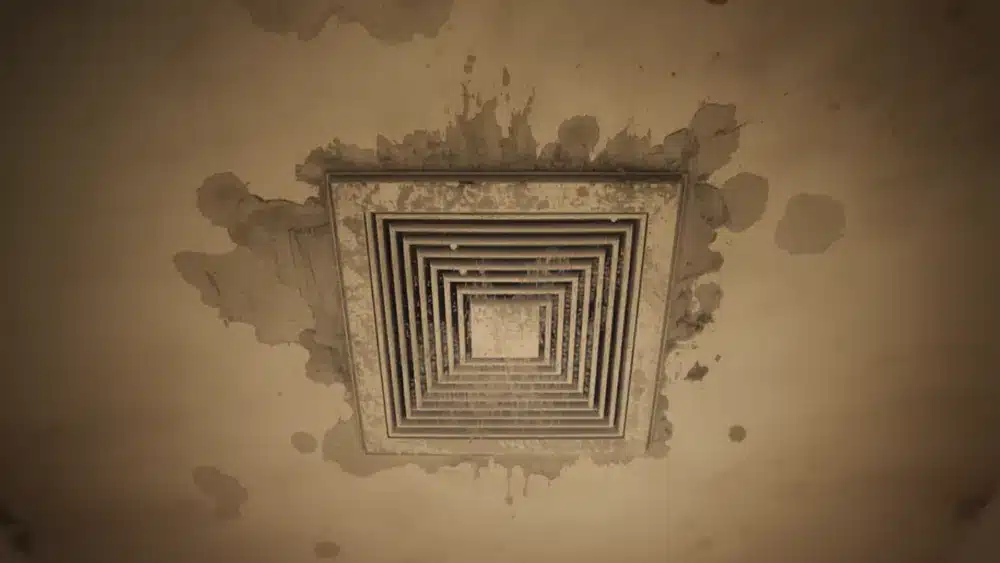 Diffusore d'aria pieno di polvere nel soffitto di un corridoio d'albergo