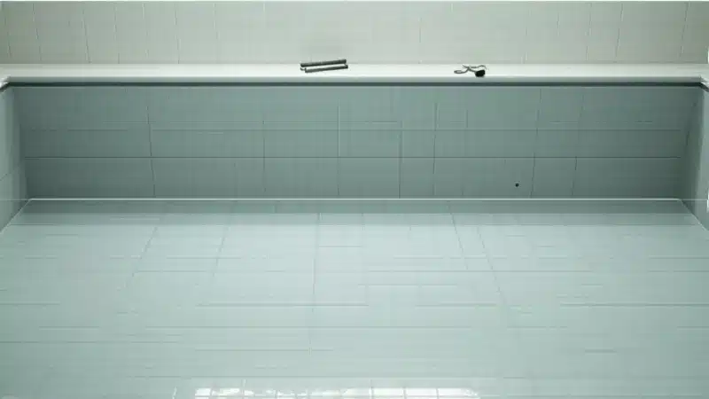 Vasca della piscina svuotata per lo svuotamento e l’ispezione prima della riapertura
