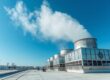 Torri di raffreddamento industriali sul tetto di uno stabilimento: rischio Legionella nelle torri di raffreddamento