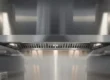 Ogni quanto pulire i canali di estrazione di un ristorante: cappa in acciaio inox in cucina professionale