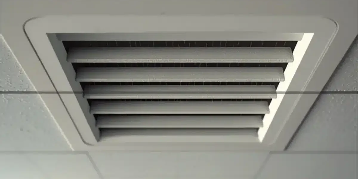 Bocchetta di ventilazione impolverata Bocchetta di ventilazione a soffitto con alette impolverate e aloni sul controsoffitto