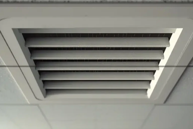 Bocchetta di ventilazione a soffitto con alette impolverate e aloni sul controsoffitto