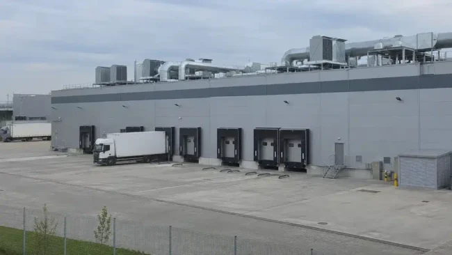 Manutenzione impianti aeraulici industriali: il sito tipo capannone industriale con piazzale di carico e unità di trattamento aria sul tetto, tipico sito con impianti aeraulici da manutenere