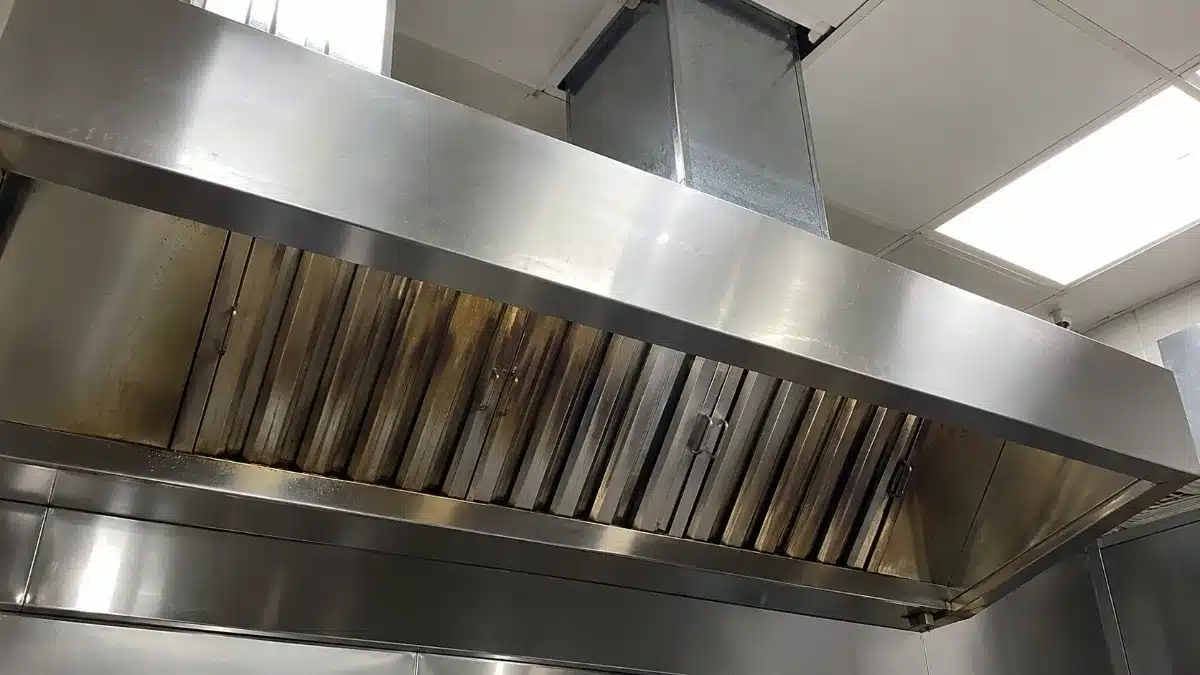 Cappa e condotta di estrazione fumi in una cucina professionale