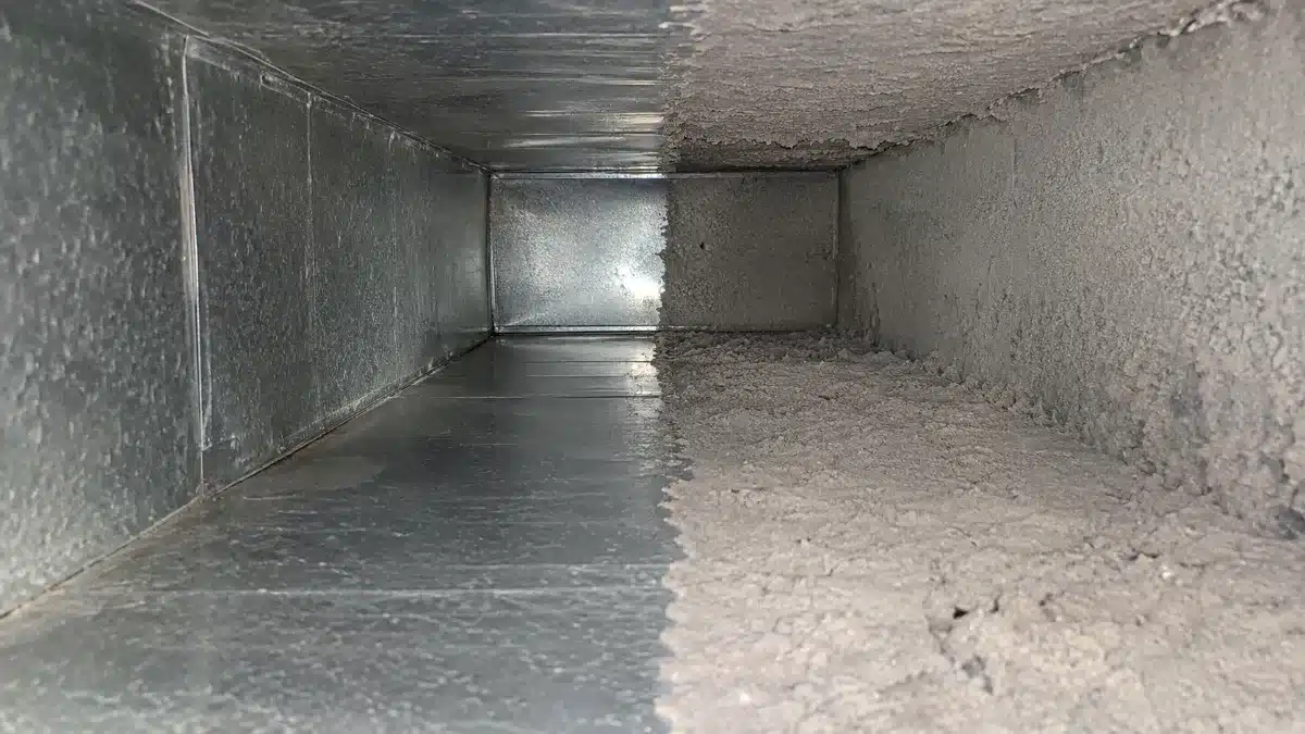 Confronto tra una condotta di ventilazione pulita e una con accumulo di polvere