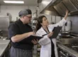 Ispezione ASL in una cucina di ristorante: controllo dei filtri della cappa e del registro HACCP