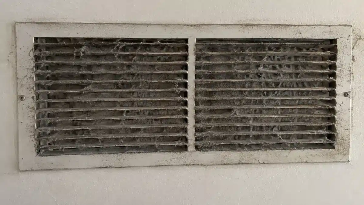 Griglia di aerazione e filtro completamente ricoperti di polvere