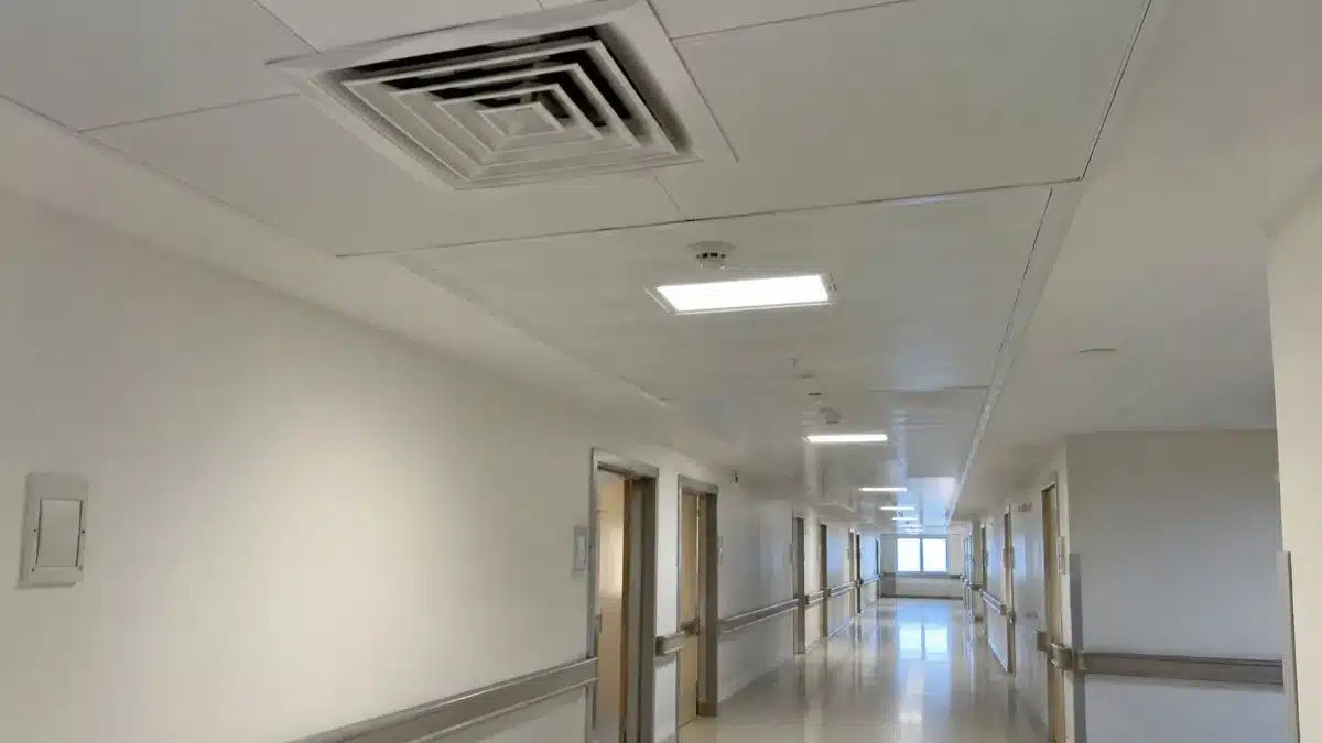 corridoio di una struttura sanitaria con griglia di ventilazione a soffitto
