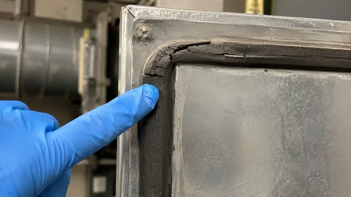 Guarnizione in gomma con segni di degrado dopo esposizione a ozono in un impianto aeraulico