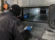 tecnico ispeziona e misura i depositi in una condotta di ventilazione per la classificazione secondo la UNI EN 15780