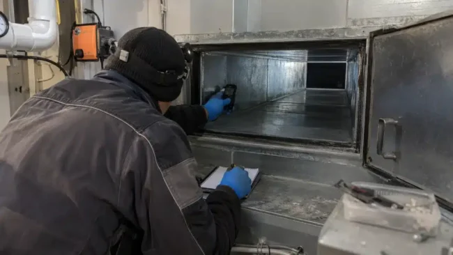 Classificazione della condotta secondo UNI EN 15780 tecnico ispeziona e misura i depositi in una condotta di ventilazione per la classificazione secondo la UNI EN 15780