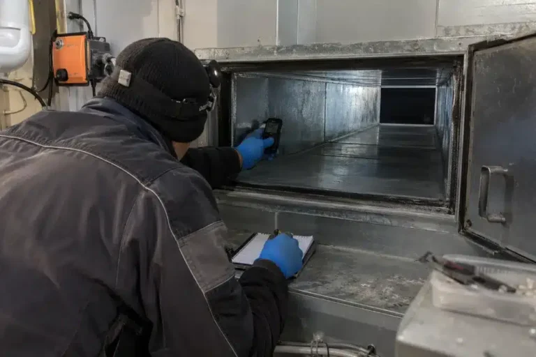 tecnico ispeziona e misura i depositi in una condotta di ventilazione per la classificazione secondo la UNI EN 15780