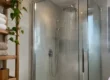 doccia di un bed and breakfast, punto critico per la legionella negli affitti brevi