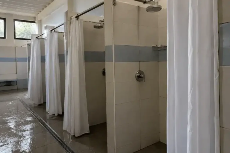 blocco docce di un campeggio, punto critico per la legionella nei campeggi e villaggi turistici