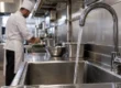 Rubinetto di una cucina professionale dove si valuta il rischio legionella nella ristorazione
