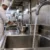 Rubinetto di una cucina professionale dove si valuta il rischio legionella nella ristorazione