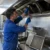 Tecnico AirBio esegue la pulizia di una cappa industriale in una cucina professionale secondo la normativa
