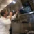 Chef controlla i filtri della cappa del ristorante per decidere quando programmare la pulizia professionale
