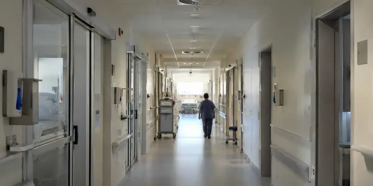 Corridoio struttura sanitaria Corridoio struttura sanitaria con diffusori aria a soffitto