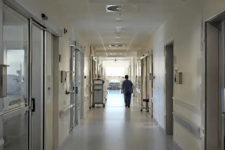 Corridoio struttura sanitaria con diffusori aria a soffitto