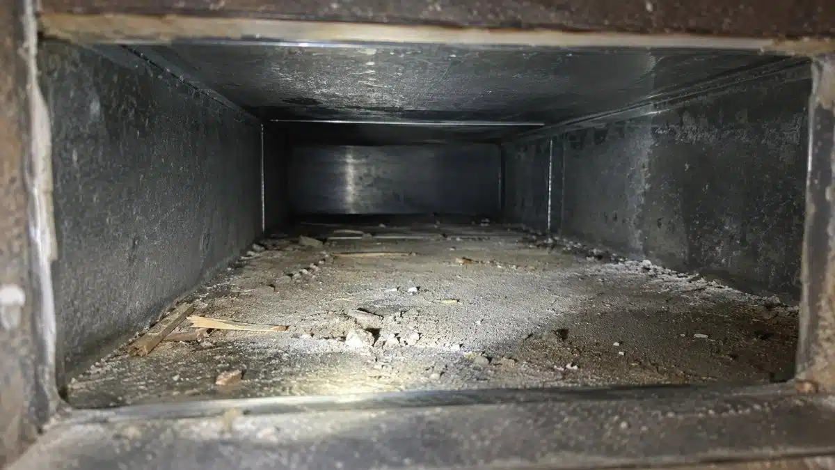 polvere fine di cartongesso e cemento depositata all'interno di un canale di ventilazione dopo lavori di ristrutturazione
