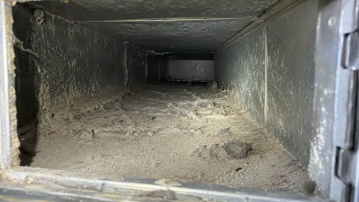 Interno di una condotta aeraulica con polvere e depositi visibili nonostante un precedente trattamento
