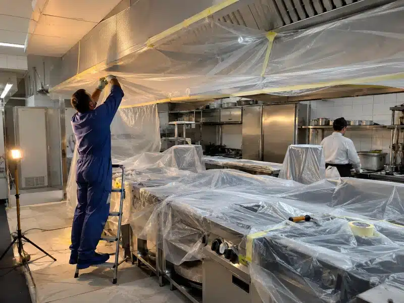 Protezione della cucina prima dello sgrassaggio della cappa in un ristorante di Brescia – AirBio