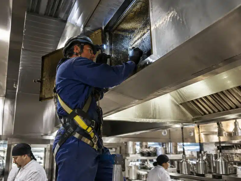 Pulizia di condotte e motore di aspirazione della cappa in un ristorante di Brescia – AirBio