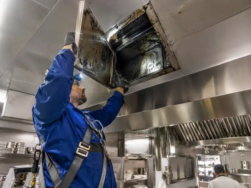 Pulizia di condotte e motore di aspirazione della cappa in un ristorante di Modena – AirBio