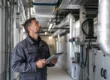 Tecnico controlla certificato di sanificazione condotte aria