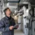 Tecnico controlla certificato di sanificazione condotte aria