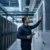 Tecnico controlla un'unità di trattamento aria in un data center vicino a rack server durante un intervento di manutenzione delle condotte