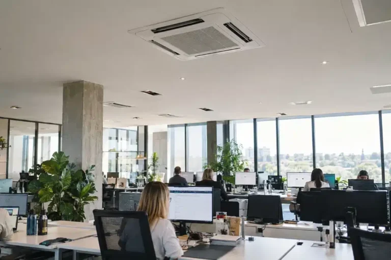 Climatizzatore a cassetta a soffitto in ufficio open space
