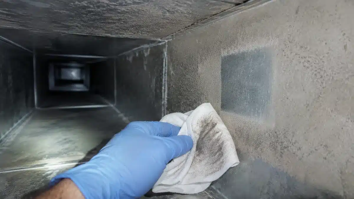 Tecnico esegue un wiping test su una condotta di ventilazione metallica